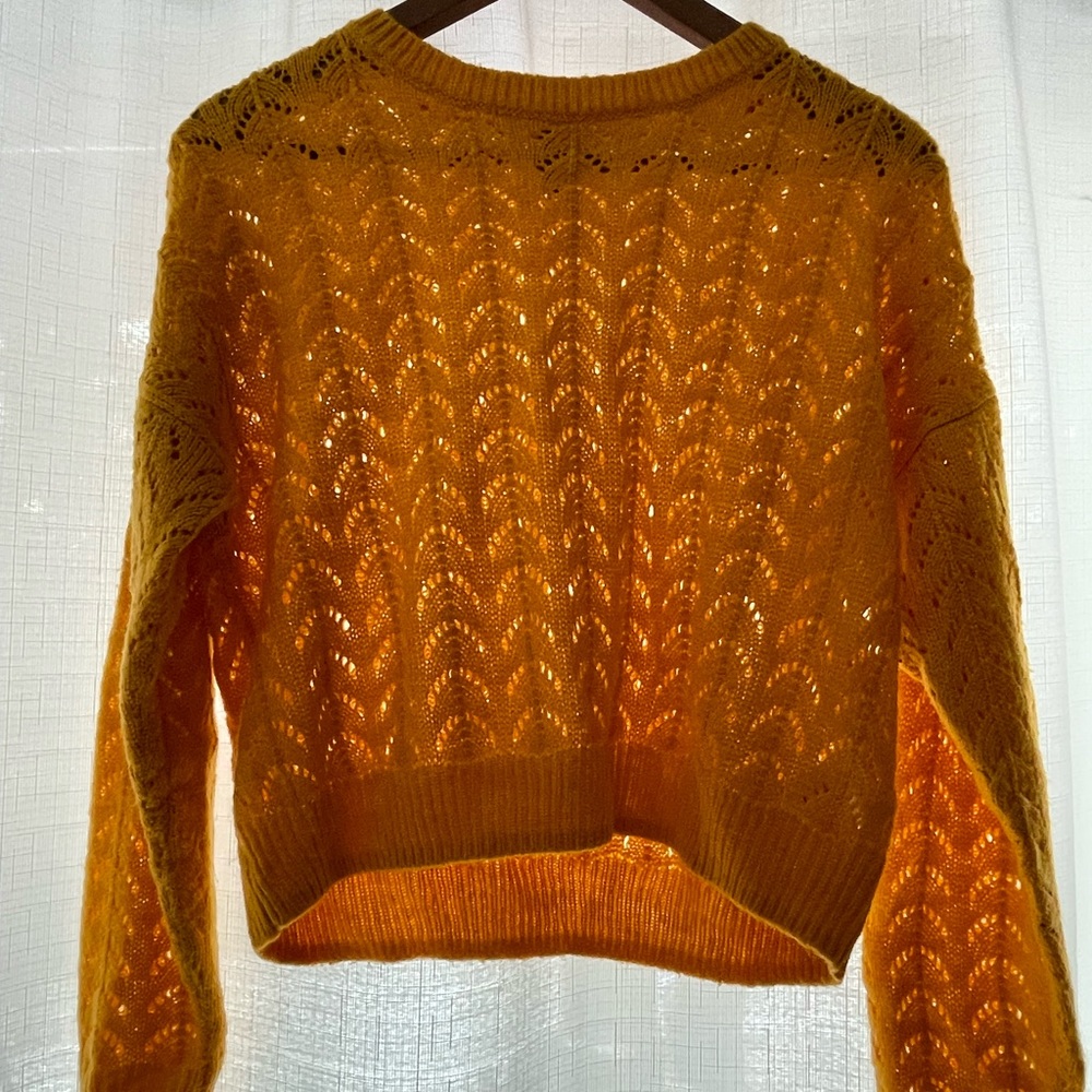 3/25$ 🛒 Knit cropped yellow sweater.